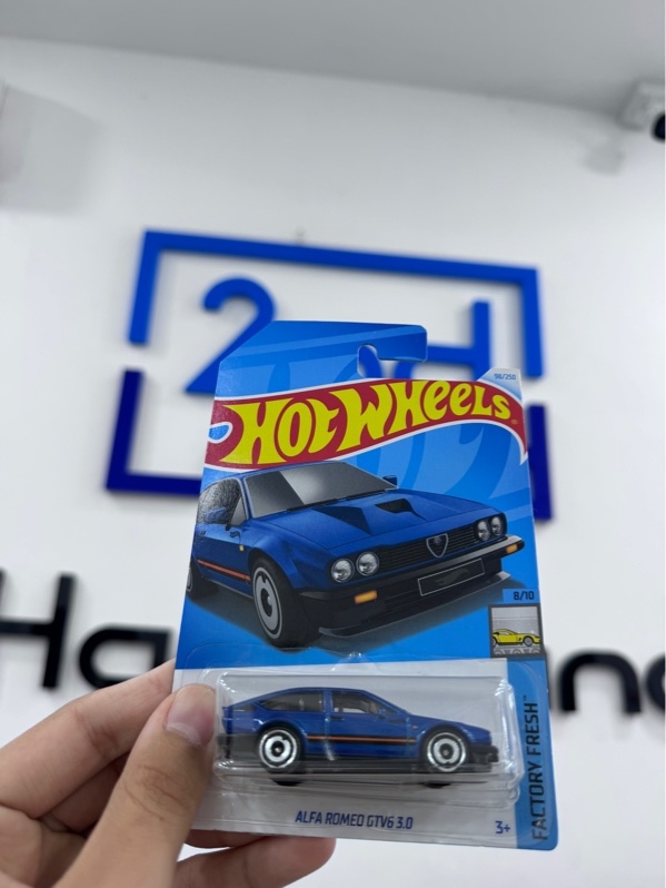 Xe mô hình Hot wheels Alfa romeo GTV6 3.0 - Màu xanh - Ngoại hình 98% - kèm box