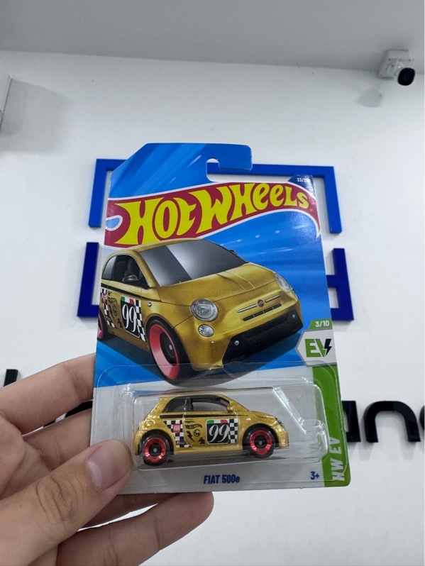 Xe mô hình Hot wheels Fiat 500e - Màu vàng - Ngoại hình 98% - Kèm box