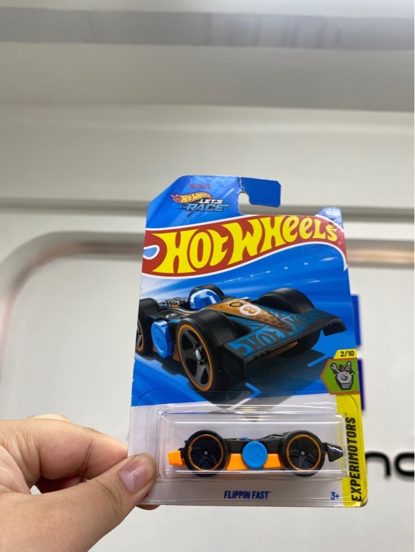 Xe mô hình Hot Wheels Flippin Fast - Màu cam đen - Newseal