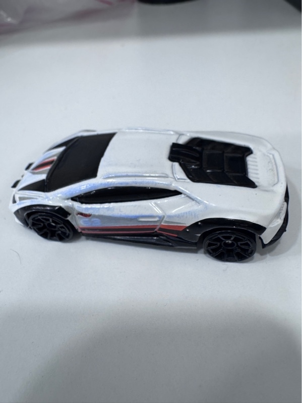 Xe mô hình Hot Wheels Lambroghini Huracan Sterrato - Màu trắng - Ngoại hình 97% - Body