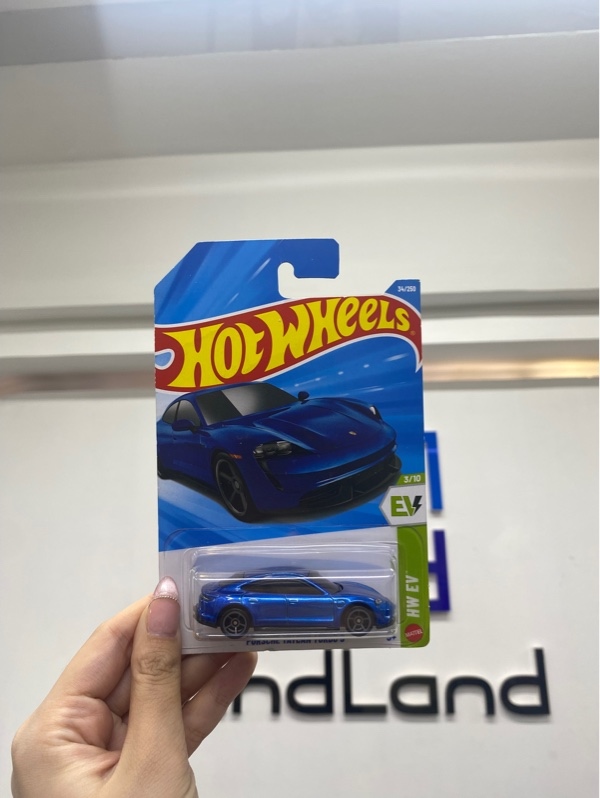 Xe mô hình Hot Wheels Porsche Taycan Turbo S - Màu xanh - Newseal