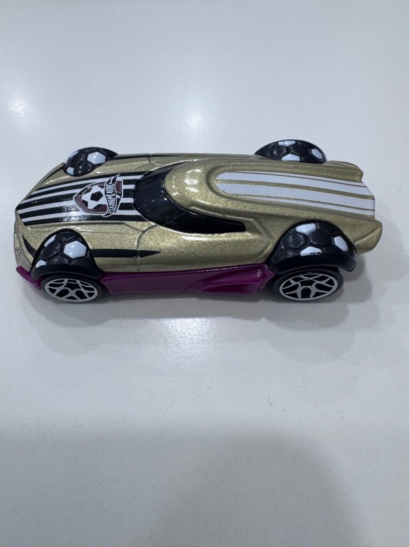 Xe mô hình Hot wheels Soccer Car BDD12 - Màu vàng - Ngoại hình 98% - Body