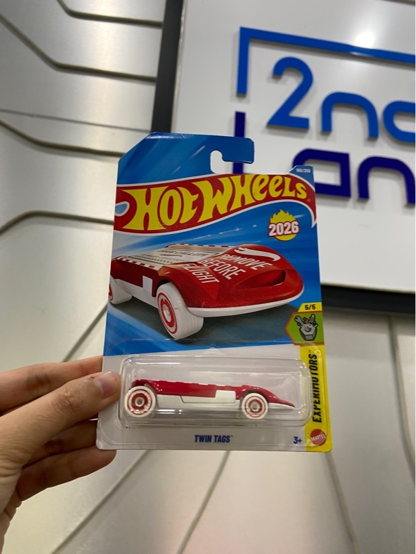 Xe mô hình Hot Wheels - Twin Tags - Màu trắng đỏ - Newseal