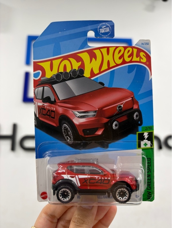 Xe mô hình Hot wheels Volvo XC40 Recharge - Màu đỏ - Newseal