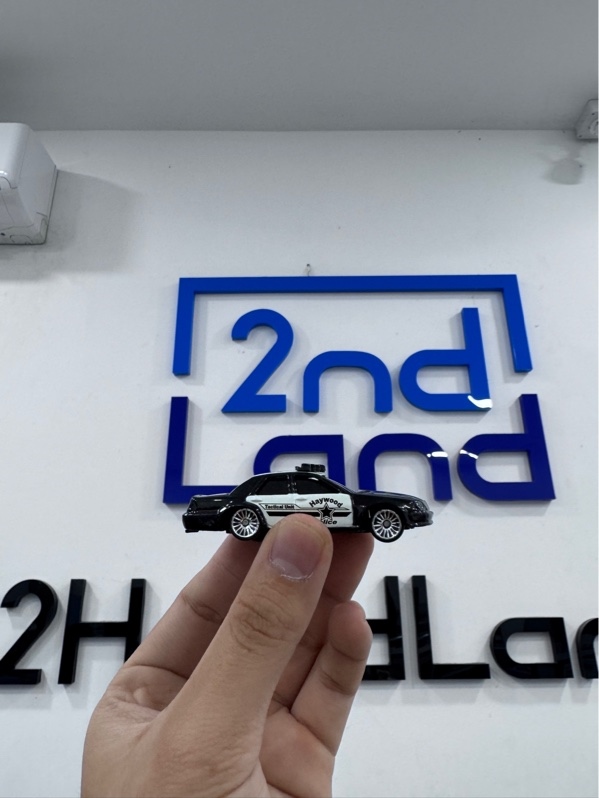 Xe mô hình Maisto Fresh Metal Ford. Crown Victoria Police Car (Haywood Police Tactical Unit #1035) - Ngoại hình 97% - Trầy xước - Body