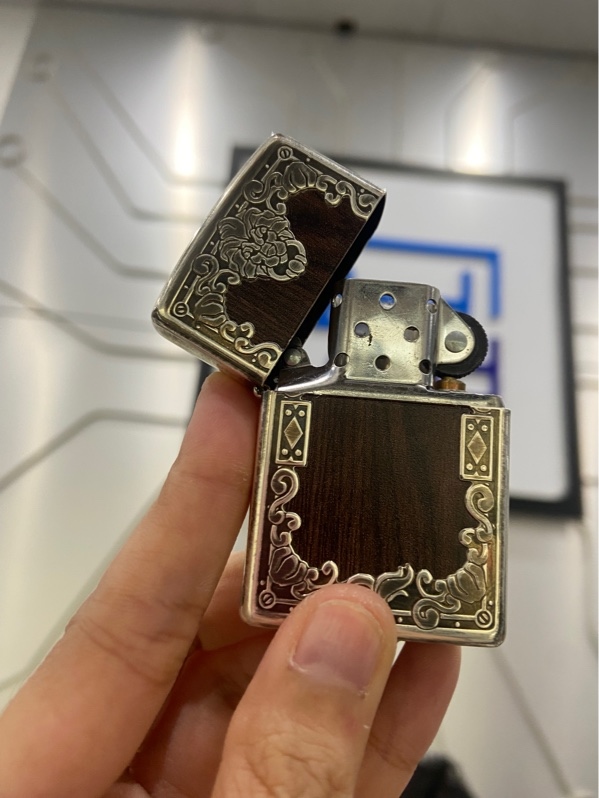 Zippo Antique - Màu bạc - Ngoại hình: 98% - Mặt dán vân gỗ - FullBox