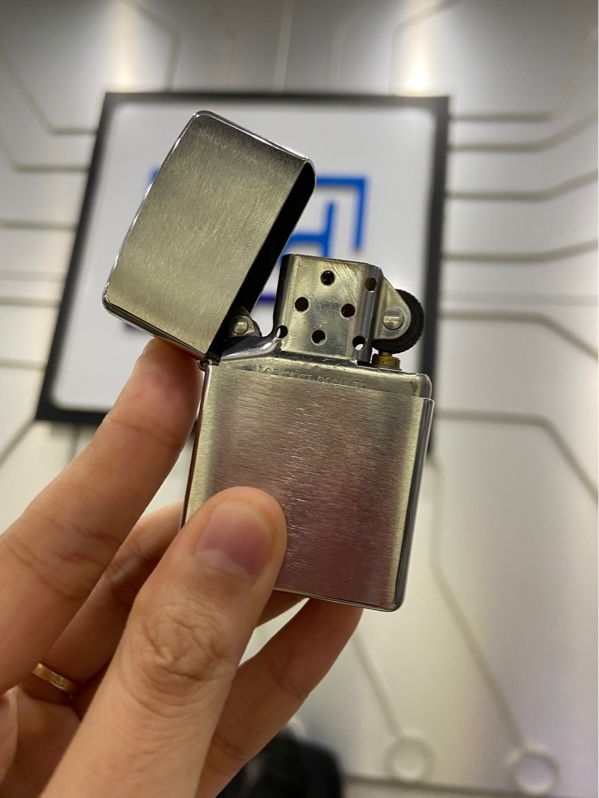 Zippo Bạc Xước - Màu bạc - Ngoại hình: 97% - Body
