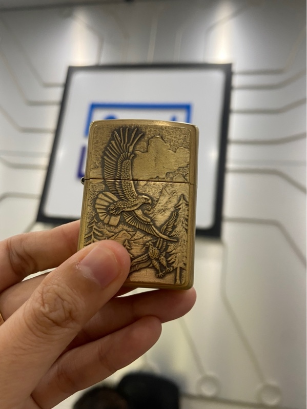 Zippo đại bàng - Màu vàng - Ngoại hình: 97% - Vỏ và ruột khác nhau - Body