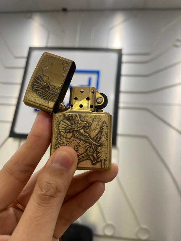 Zippo đại bàng - Màu vàng - Ngoại hình: 97% - Vỏ và ruột khác nhau - Body