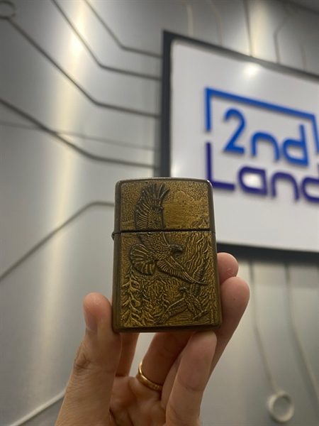 Zippo Eogle Dare Brushed Brass - Mạ đồng - Ngoại hình: 96% - Thân xước nhiều, cấn đầu, đã qua sử dụng - Body