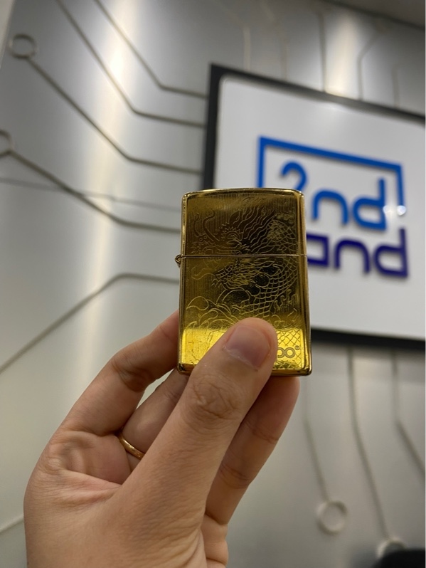 Zippo Golden Dragon khắc rồng - Màu vàng - Ngoại hình: 97% - Xước, hàng gia công - Body - Không bảo hành
