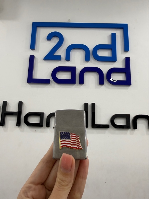 Zippo hình cờ Mỹ - T10/2016 - Màu bạc - Ngoại hình 97% - trầy xước, lỏng bảng lề, bấc cháy đen, đá còn ít, bông ố, hết dầu không bật lửa được - Body