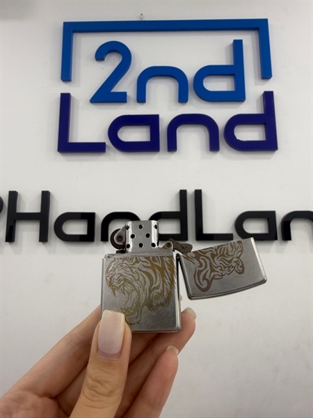 Zippo hình hổ 10/2021 - Màu bạc - Ngoại hình 97% - Trầy , gỉ sét nhiều - Body