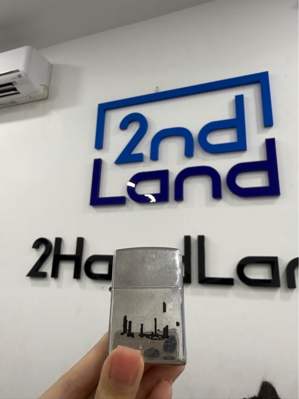 Zippo in hình Chicago USA - T4/2014 - Màu bạc- Ngoại hình 97% - trầy xước, tróc hết họa tiết - Kèm box