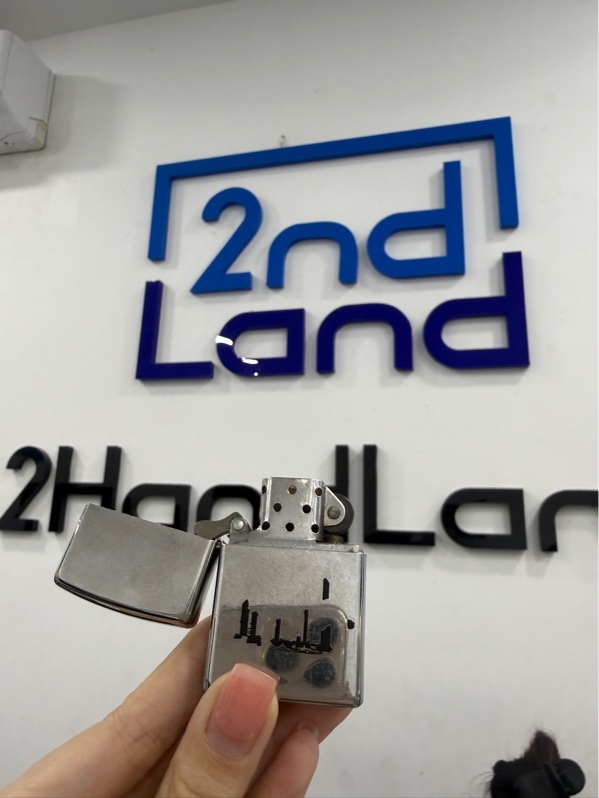 Zippo in hình Chicago USA - T4/2014 - Màu bạc- Ngoại hình 97% - trầy xước, tróc hết họa tiết - Kèm box
