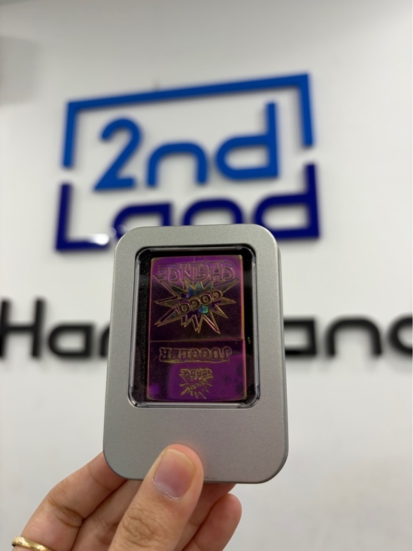 Zippo Juggler Gogo Chance - T4/2021 - Màu vàng - Ngoại hình 97% - Trầy xước nhiều, tróc lớp mạ bấc vàng nhẹ - Kèm hộp thiếc