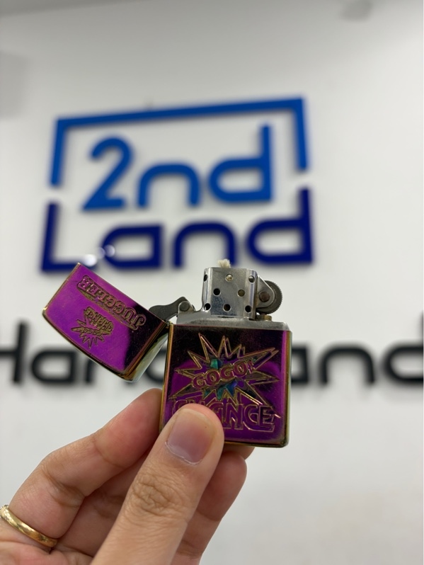 Zippo Juggler Gogo Chance - T4/2021 - Màu vàng - Ngoại hình 97% - Trầy xước nhiều, tróc lớp mạ bấc vàng nhẹ - Kèm hộp thiếc