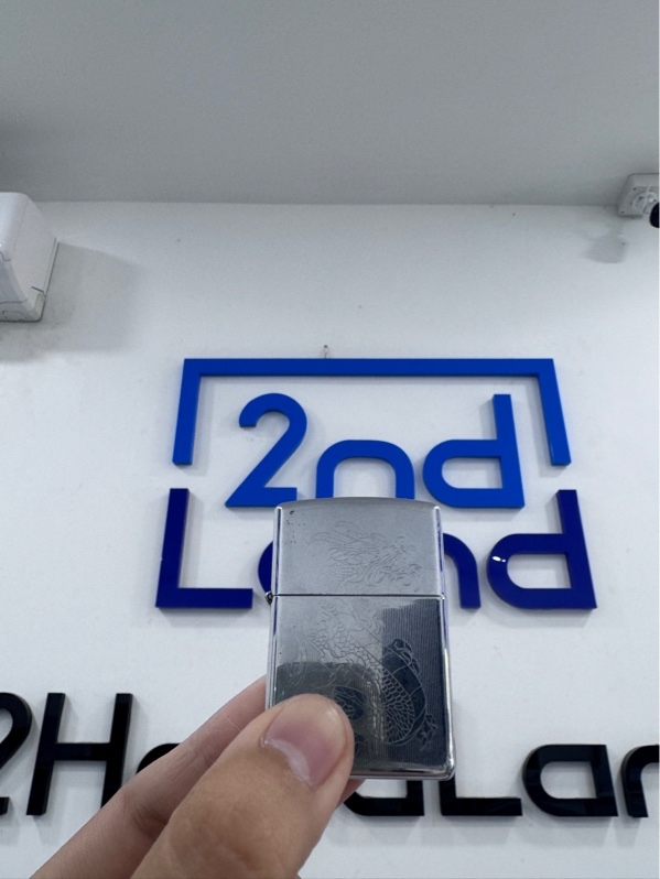 Zippo khắc hình rồng, T10/2012 - Màu bạc - Ngoại hình 97% - Trầy xước, đã sử dụng, bấc cháy đen - Body