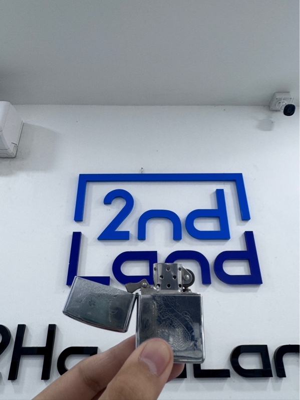 Zippo khắc hình rồng, T10/2012 - Màu bạc - Ngoại hình 97% - Trầy xước, đã sử dụng, bấc cháy đen - Body