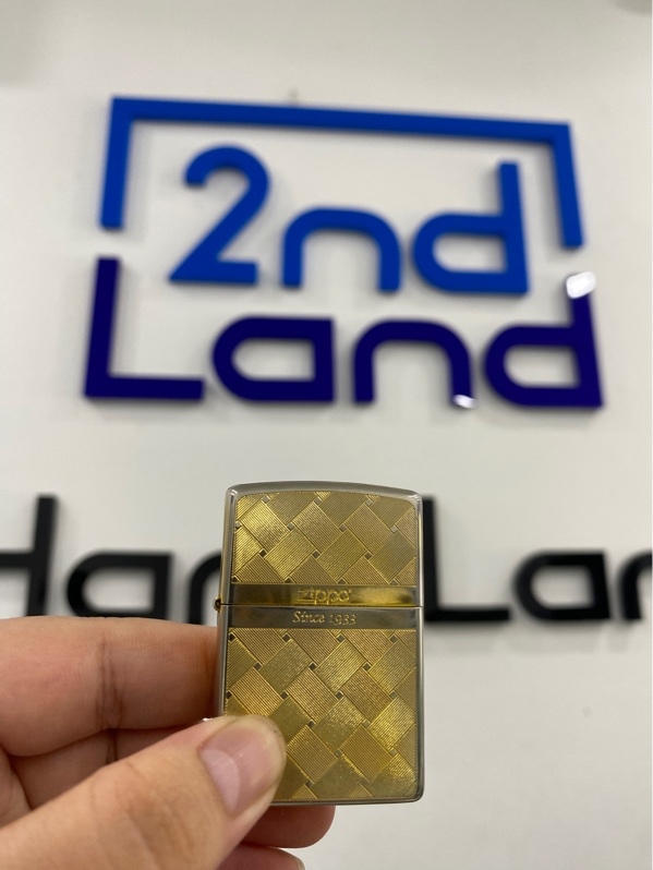 Zippo khắc vạch chéo T7/2023 - Màu vàng - Ngoại hình 97% - Tróc lớp mạ , bản lề lỏng - Body