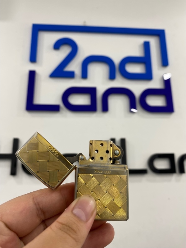 Zippo khắc vạch chéo T7/2023 - Màu vàng - Ngoại hình 97% - Tróc lớp mạ , bản lề lỏng - Body