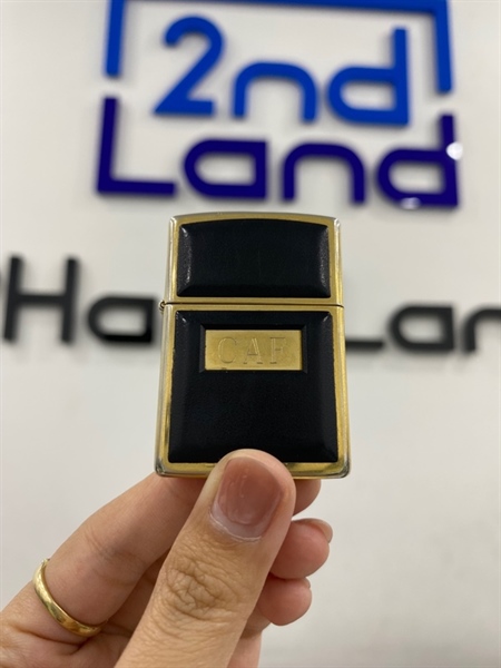 Zippo la mã hình nổi đen 03/1991 - Màu vàng - Ngoại hình 97% - Body