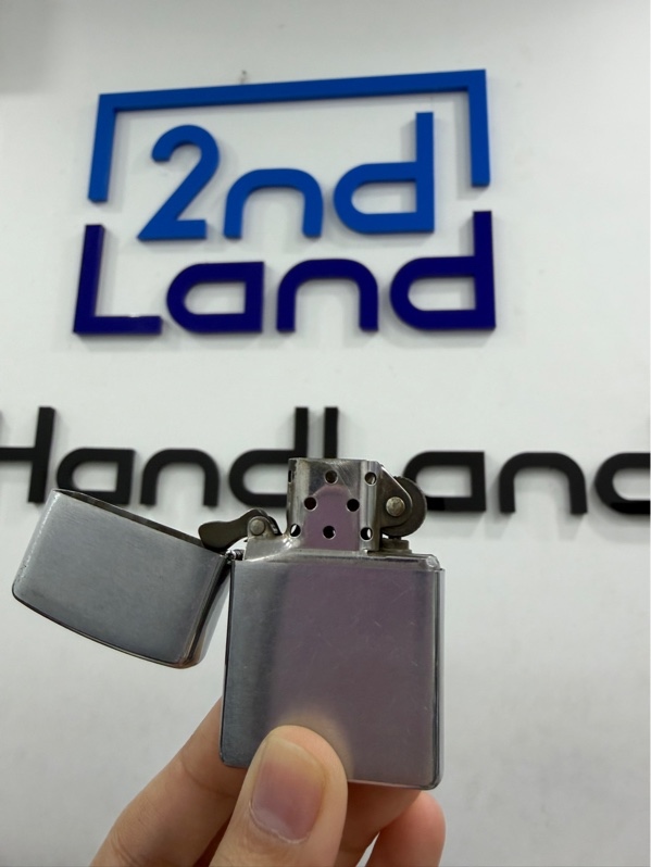 Zippo mạ bạc - T11/2006 - Màu bạc - Ngoại hình 98% - Xước nhẹ, bấc cháy đen - Body