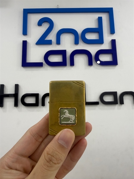 Zippo mạ vàng họa tiết hình ngựa T3/2002 - Màu vàng - Ngoại hình 97% - Body