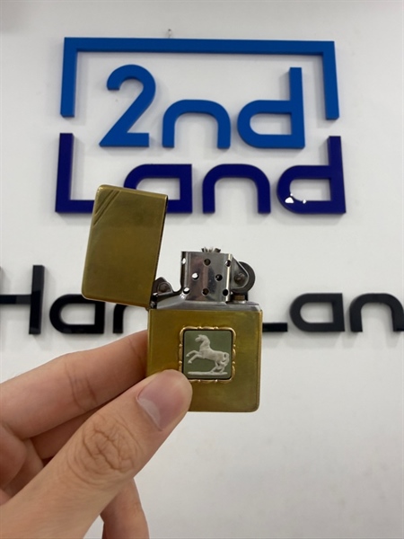 Zippo mạ vàng họa tiết hình ngựa T3/2002 - Màu vàng - Ngoại hình 97% - Body 1