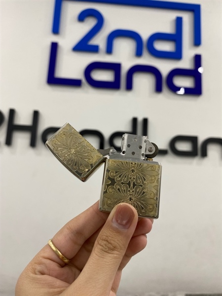 Zippo mạ vàng hoa văn 04/2005 - Màu bạc - Ngoại hình 98% - Body 1