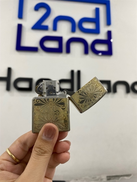 Zippo mạ vàng hoa văn 04/2005 - Màu bạc - Ngoại hình 98% - Body 2