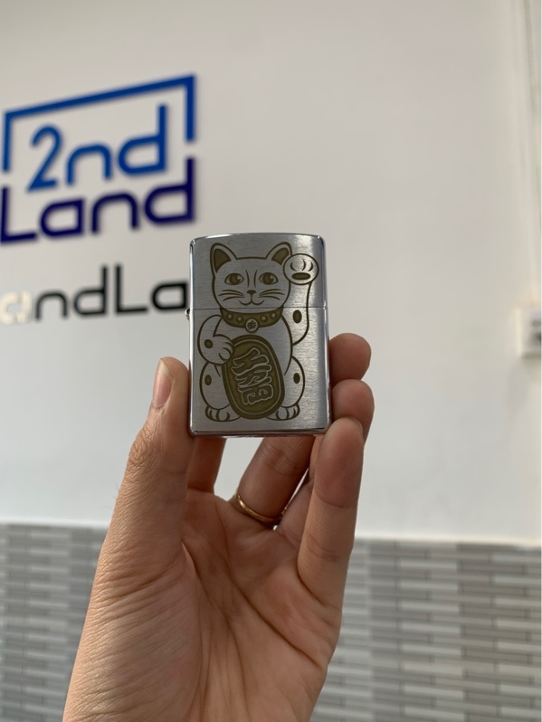 Zippo Mèo Thần Tài - Màu bạc - Ngoại hình: 98% - Box