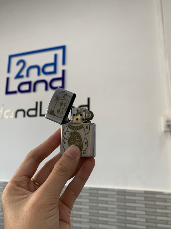 Zippo Mèo Thần Tài - Màu bạc - Ngoại hình: 98% - Box