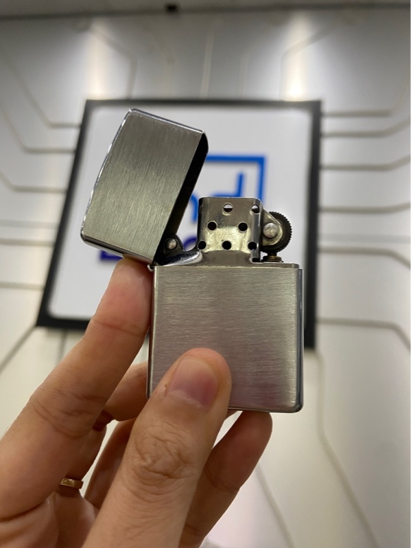 Zippo Mỹ bạc xước - Màu bạc - Ngoại hình: 97% - Xước - Body