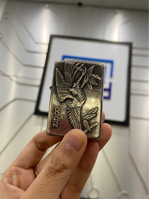 Zippo ốp nổi Emblem chủ đề chim hạc, cây trúc - Màu bạc - Ngoại hình: 97% - Body