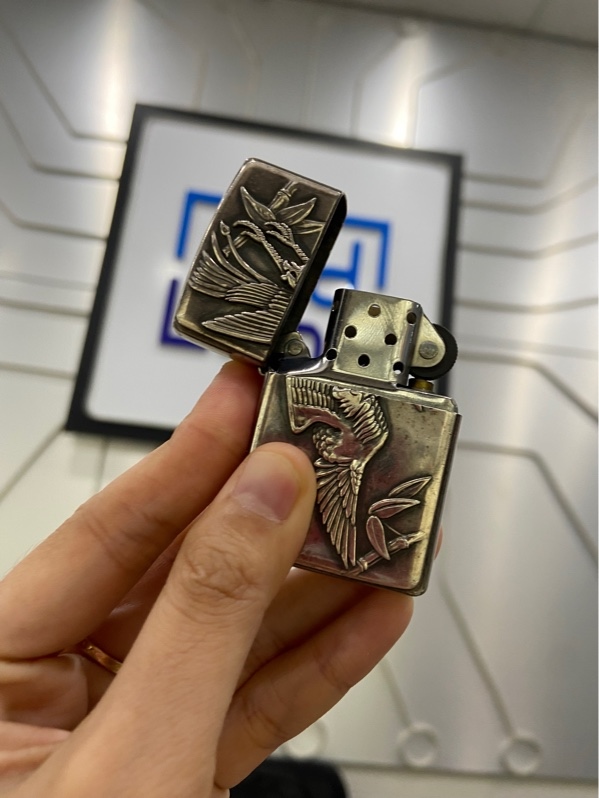 Zippo ốp nổi Emblem chủ đề chim hạc, cây trúc - Màu bạc - Ngoại hình: 97% - Body