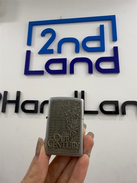 Zippo Our Century T9/1999 - Màu bạc - Ngoại hình 97% - Trầy xước , chữ century mòn , dây trong cháy đen - Body