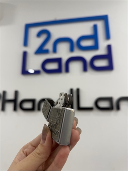 Zippo Our Century T9/1999 - Màu bạc - Ngoại hình 97% - Trầy xước , chữ century mòn , dây trong cháy đen - Body 2