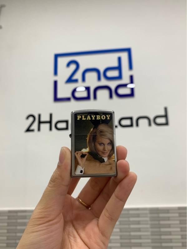 Zippo Playboy March 1977 - Màu bạc - Ngoại hình: 98% - Box