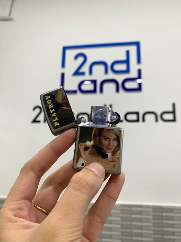 Zippo Playboy March 1977 - Màu bạc - Ngoại hình: 98% - Box