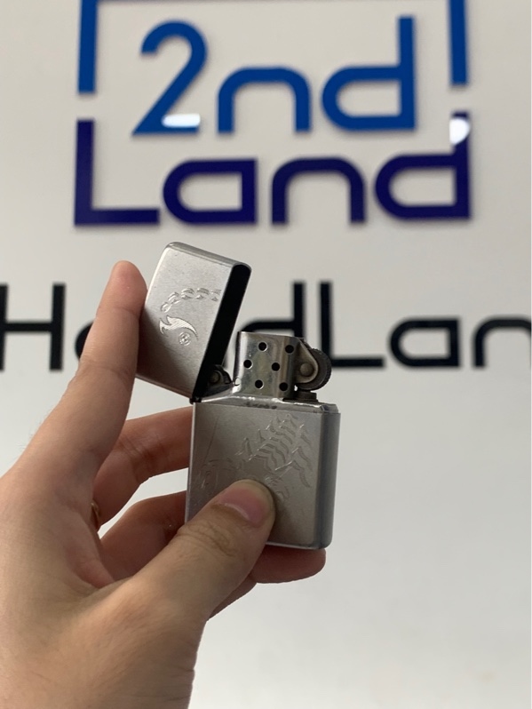 Zippo scorpion - Màu bạc - Ngoại hình: 96% - Trầy xướt nặng - Body