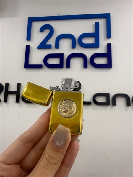 Zippo Slim đính hình tròn Liberty 09/1995 - Màu vàng - Ngoại hình 97% - Body