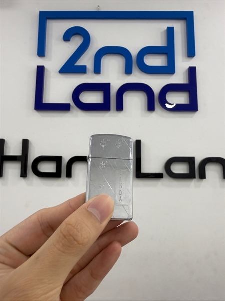 Zippo Slim vân sọc khắc Linda 1974 - Màu bạc - Ngoại hình 98% - Body