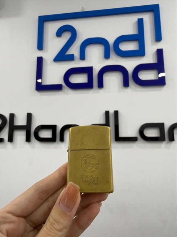 Zippo Solid Brass Tiger Beer T3/2005 - Màu vàng đồng - Ngọai hình 97% - Trầy xước , lỏng bản lề , bấc cháy đen , đá còn ít ,bông ố - Body