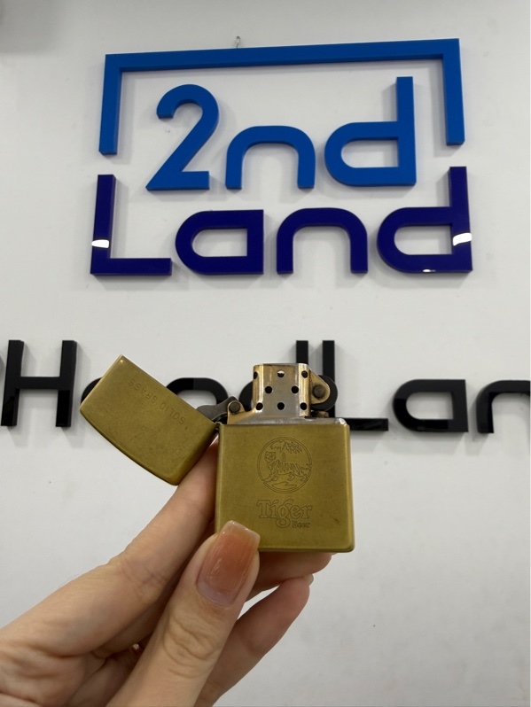 Zippo Solid Brass Tiger Beer T3/2005 - Màu vàng đồng - Ngọai hình 97% - Trầy xước , lỏng bản lề , bấc cháy đen , đá còn ít ,bông ố - Body
