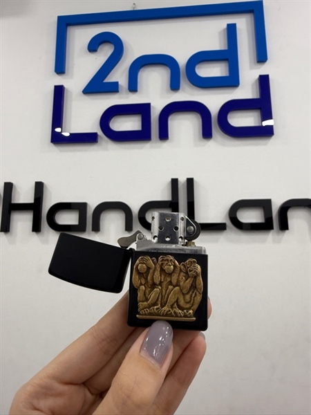 Zippo Three Monkeys Black Matte - Sản xuất 04/2017 - Màu đen - Ngoại hình 98% - Hình trên zippo mòn - Body 1