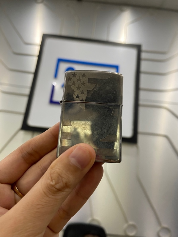Zippo USA khắc cờ Mỹ - Màu bạc - Ngoại hình: 97% - Đá đánh lửa sét, tim mòn - Body