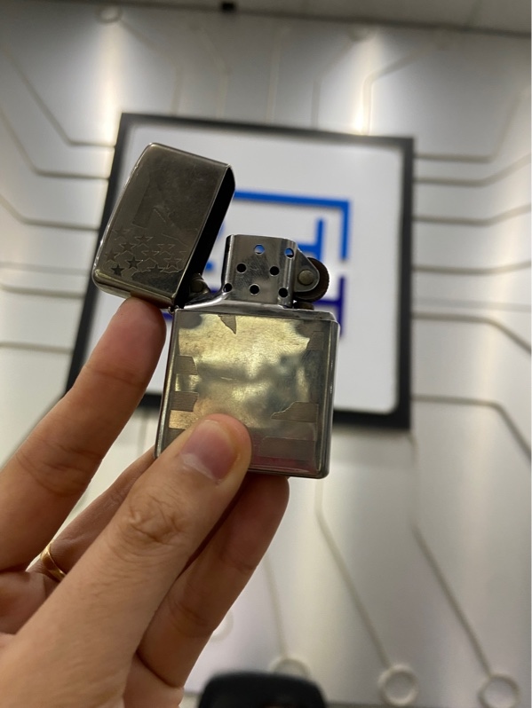 Zippo USA khắc cờ Mỹ - Màu bạc - Ngoại hình: 97% - Đá đánh lửa sét, tim mòn - Body