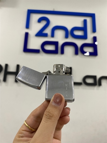 Zippo vân sọc 1981 khắc RICK - Màu bạc - Ngoại hình 98% - Body 1