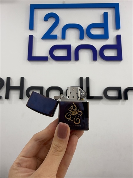 Zippo vỏ mạ titan Spiral Heart T11/2003 - Màu titan - Ngoại hình 97% - Vỏ trầy xước , đá còn dài , bông ố nhẹ 2